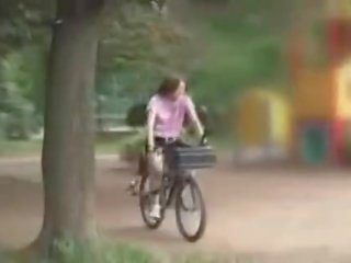 Japonais mme masturbated tandis que chevauchée une specially modified cochon agrafe bike!