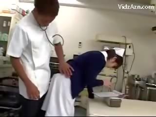 Infirmière obtention son chatte frotté par thérapeute et 2 infirmières à la surgery