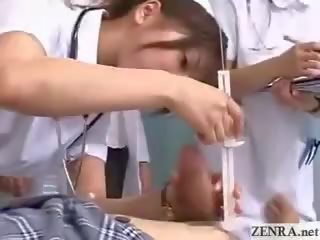 Trentenaire japon médical homme instructs infirmières sur proper branlette