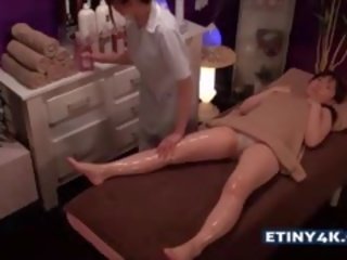 Две tremendous азиатки момичета при масаж студио