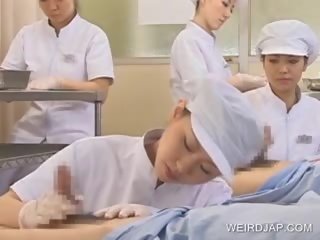 Japonsko medicinska sestra srkanje prihajanje ven od libidinous putz