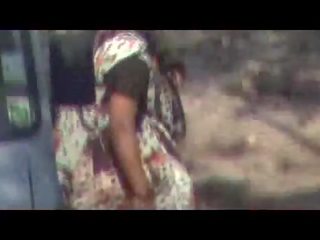 Indiana aunties fazendo urina ao ar livre escondido câmara exposição