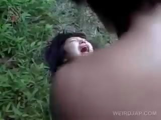 Zerbrechlich asiatisch fräulein bekommen brutal gefickt draußen