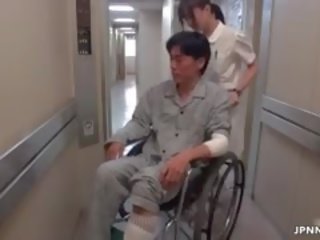 Beguiling ázsiai ápolónő megy őrült