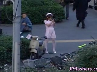 Birichina asiatico giovane donna è fare pipì in pubblico