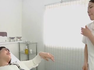 Японки лесбийки пленителен плюене масаж клиника със субтитри